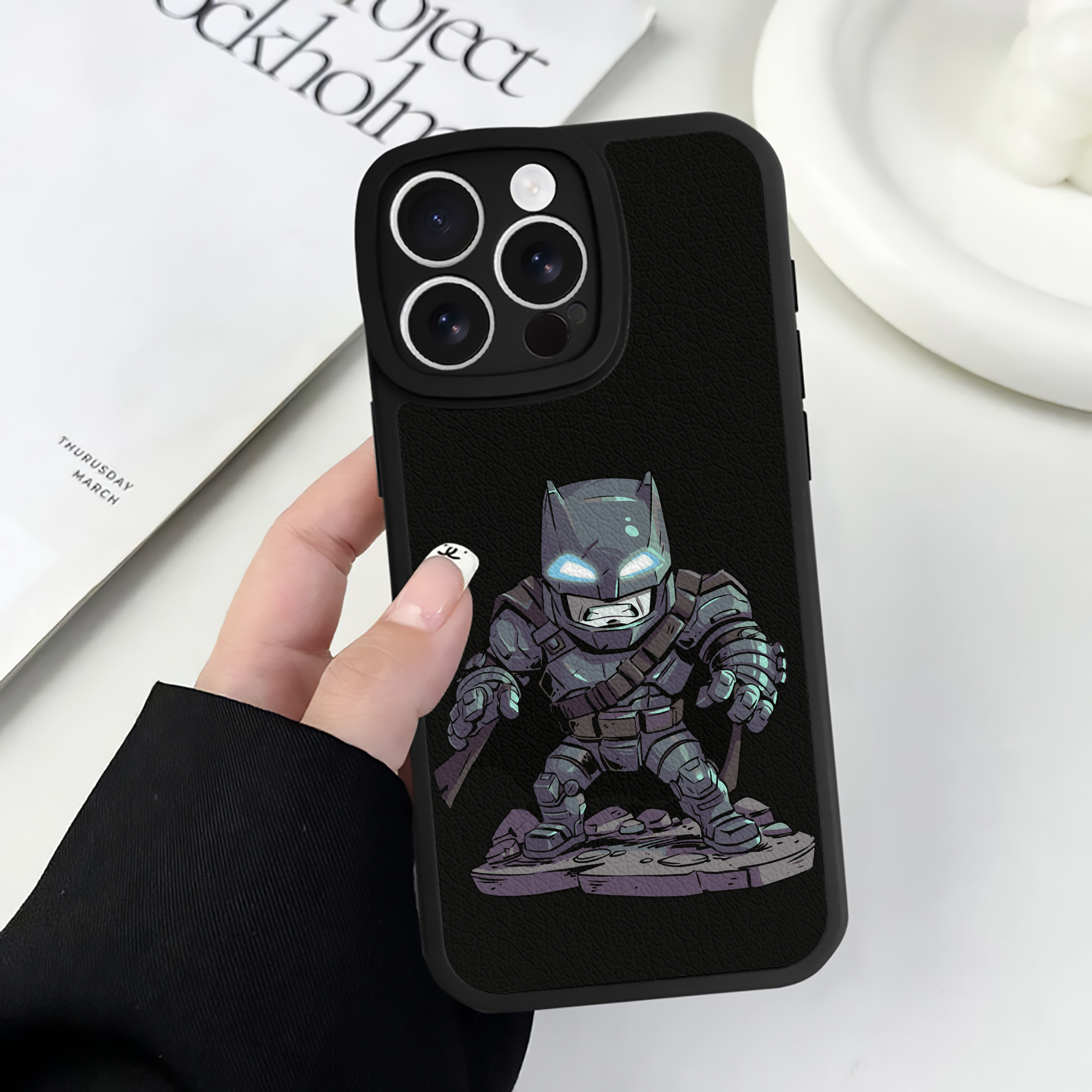 （画像用） アベンジャーズ The Avengers 【iPhone 16シリーズ対応】シリコンスマホケース（レザー調） 材質：シリコン